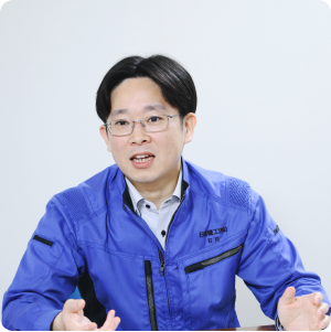 前述のとおり道外にも拠点を置くなど、日精機工のビジネスは地域的なカバレッジを広げており、事業規模も拡大しつつある。ビジネスの成長を支えるに足る情報システムの必要性が高まったことを踏まえ、販売管理システムの刷新を決断。クラウド化を前提に、BCP/DR対策や安定性、利便性の向上を図ることになった。  ※ BCP（Business Continuity Plan）…企業が災害などの緊急事態に遭遇した場合、損害を最小限に抑えて事業の継続・早期普及を図るための計画 DR（Disaster Recovery）…システム障害や災害によってITシステムが停止した場合に、データの保全や業務システムを復旧させるための技術的・運用的な対策