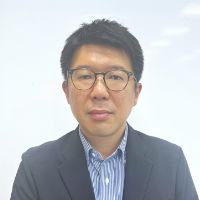 上野 仁 氏