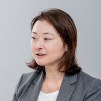 堀 道子 氏